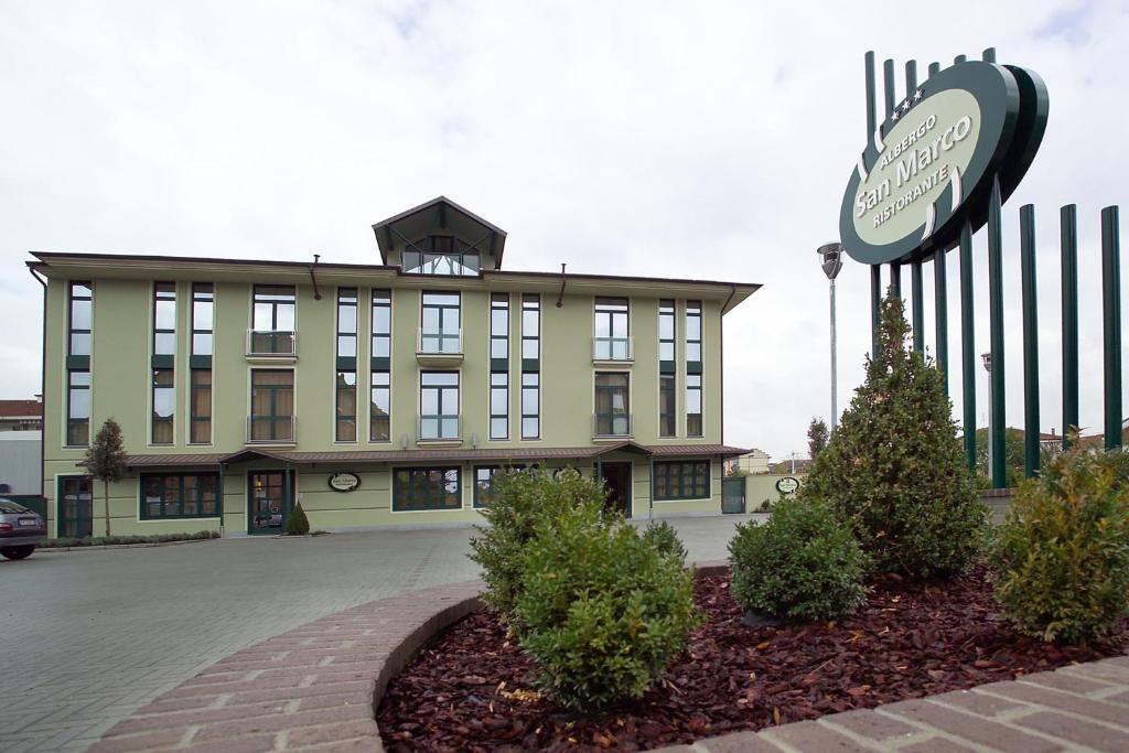 Albergo Ristorante San Marco Карманьола Екстериор снимка